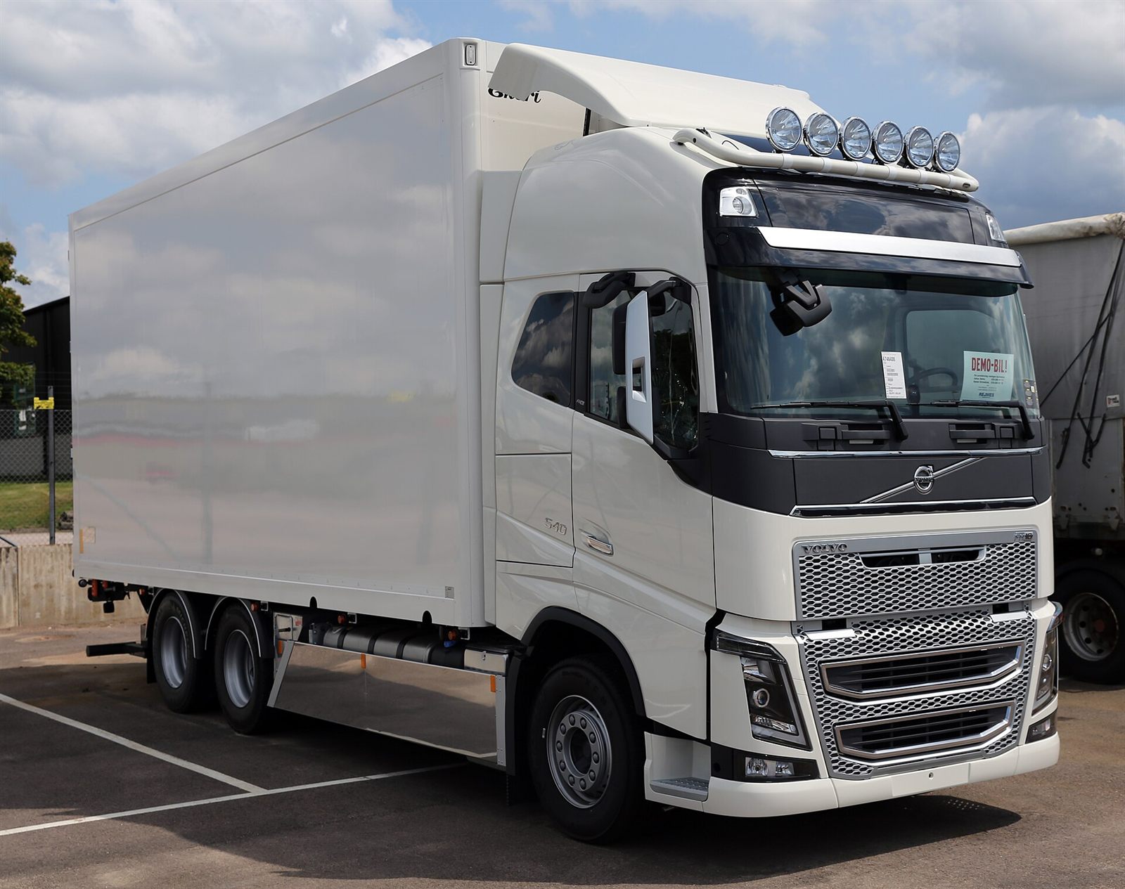 Lkw-Flotte am Hof